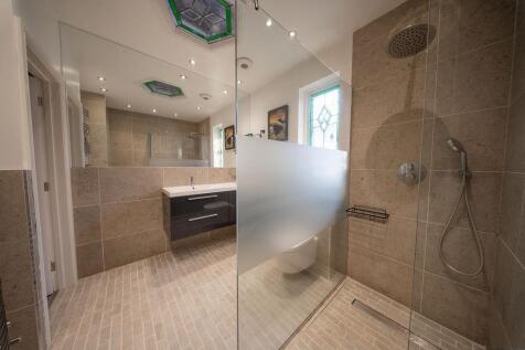 1st Floor Walk-in Double Shower Room