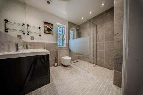 1st Floor Walk-in Double Shower Room