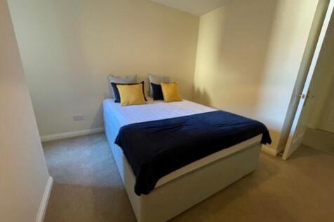 Bedroom2_Drressed