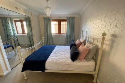 MainBedroomStraightOn