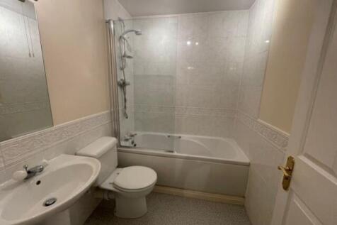 BathroomMainWithShowerOverBath