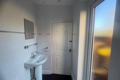 Downstairs bathroom_3