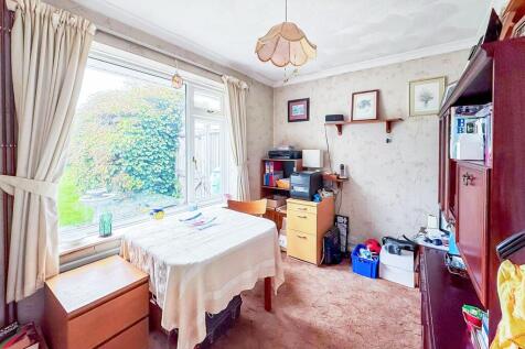 Bedroom 2 / Dining Room