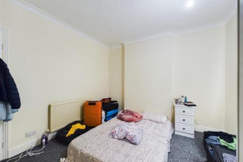 Bedroom 1 (2).jpg