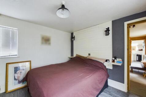 Bedroom 1 (pic 2).jpg
