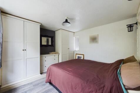 Bedroom 1 (pic 1).jpg