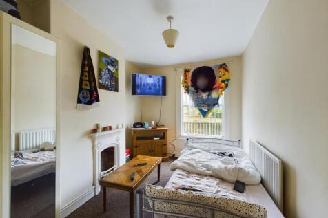 Bedroom 1.jpg