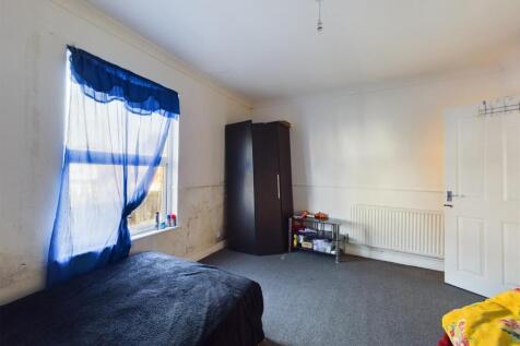 Bedroom 1 (2).jpg