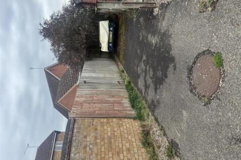 4 Whittle Close Drive.jpg