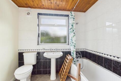 174 London Road Photos (4).jpg