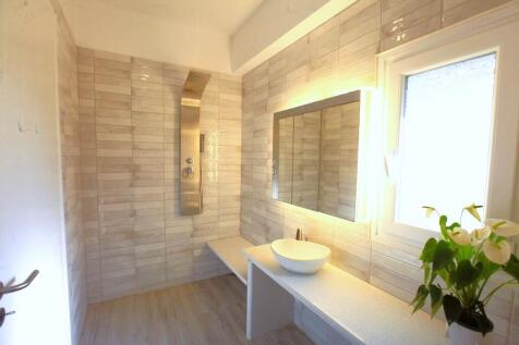 Guest shower room