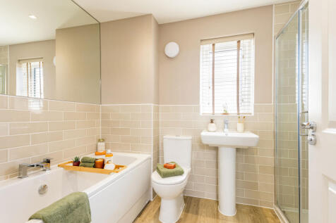 Family bathroom in the Lamberton 5 bedroom home