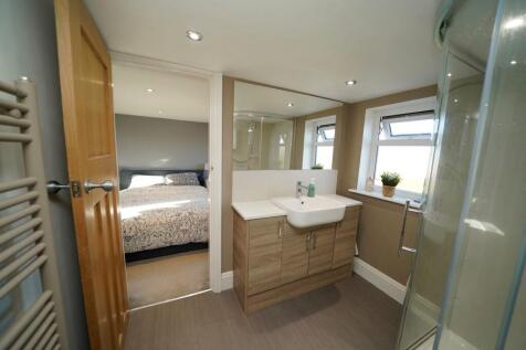 Master Bedroom Su...