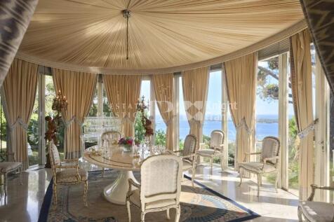 Luxurious dining room with elegant drapery, round 