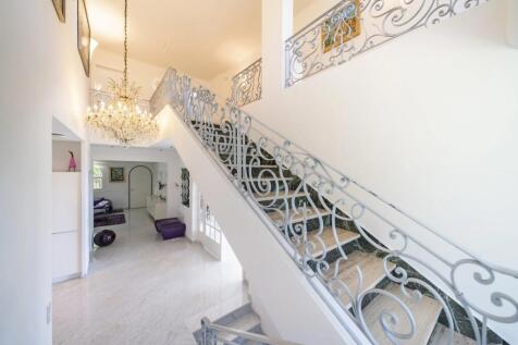 Entrance Carpet Chandelier