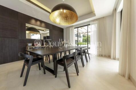 Dining room Natural light Wooden floor