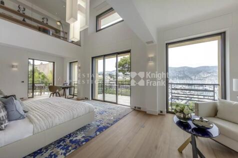 Bedroom Natural light High ceiling Wooden floor