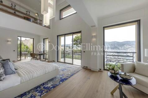 Bedroom Natural light High ceiling Wooden floor
