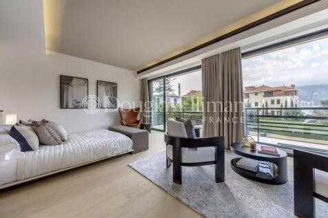 Bedroom Natural light Wooden floor