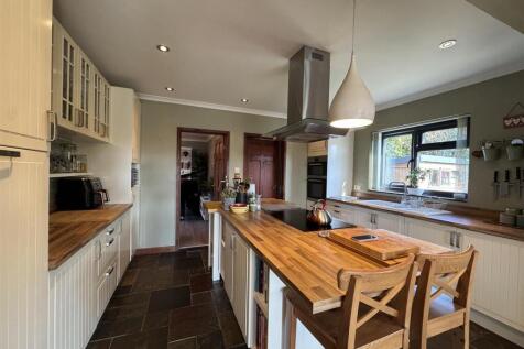 KITCHEN/LIVING ROOM