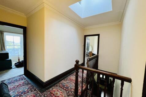 1ST FLOOR - LANDING
