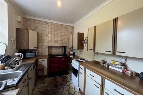 KITCHEN/LIVING ROOM