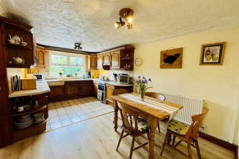KITCHEN/LIVING ROOM