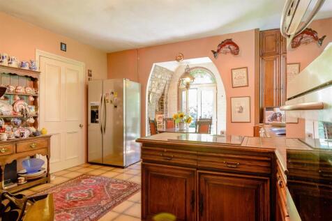 KITCHEN/BREAKFAST