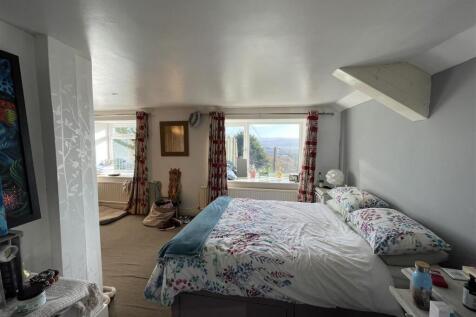 1st FLOOR - MASTER BEDROOM