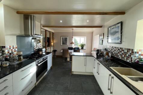 KITCHEN / LIVING ROOM