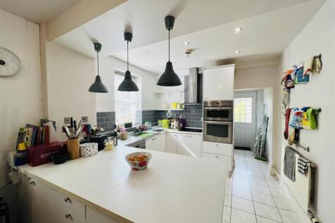 KITCHEN/LIVING ROOM