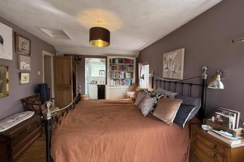 MAIN BEDROOM