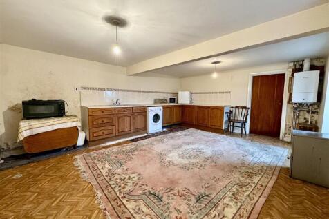 KITCHEN/LIVING ROOM