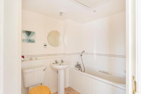 8S2CBR - Bathroom A.jpg