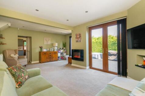 1O3GRFY - Living Room A.jpg