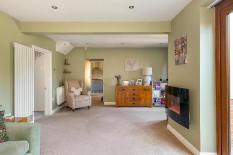 1O3GRFY - Living Room B.jpg