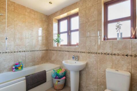 1O3GRFY - Bathroom B.jpg