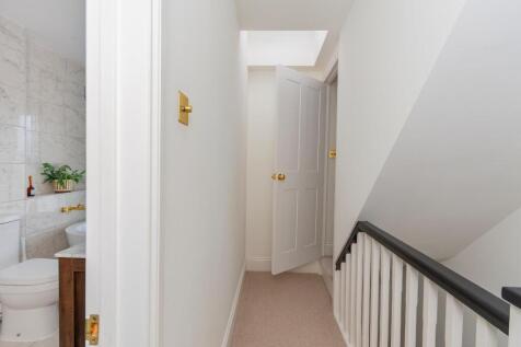 1B0R8WE - Landing A.jpg