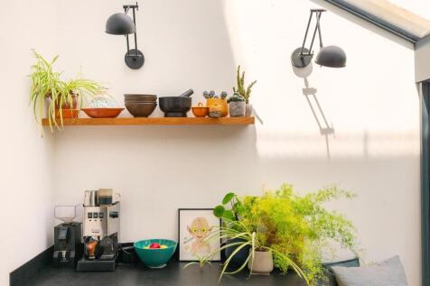 0W5AMR - Kitchen A.jpg