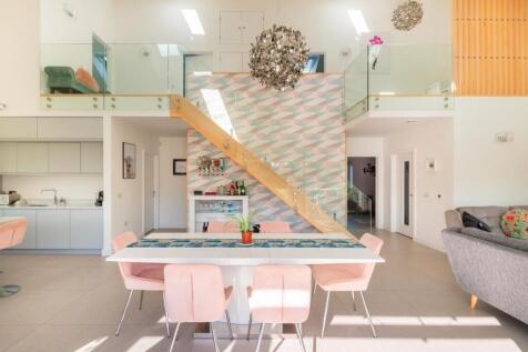 ESUOHAITSEH - Reception A.jpg