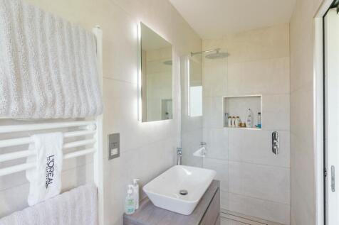 ESUOHAITSEH - Ensuite B.jpg