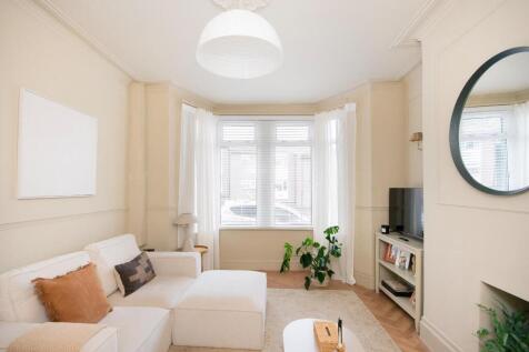 1R8HEE - Living Room C.jpg