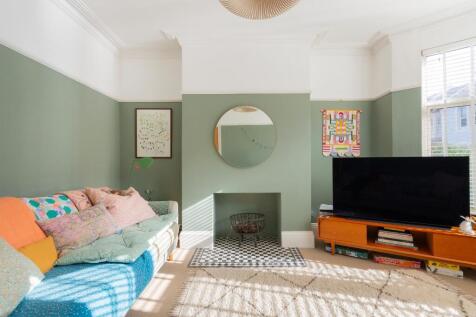 1R8RSE - Living Room A.jpg