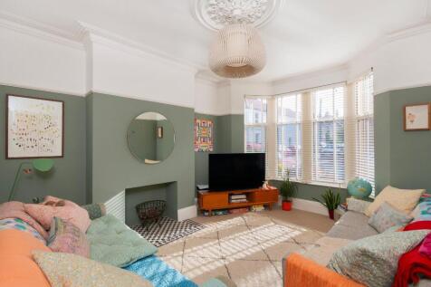 1R8RSE - Living Room C.jpg