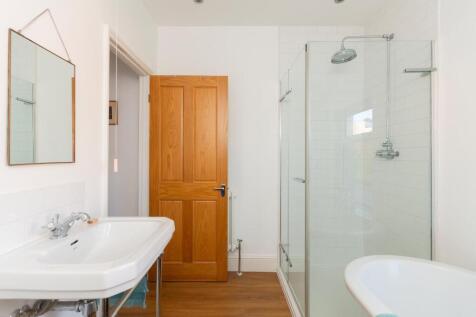 1R8RSE - Bathroom A.jpg