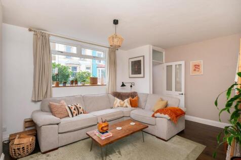 7W0STN - Living Room C.jpg