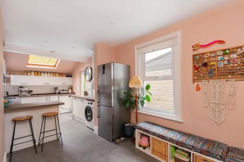 1N5R0SA - Kitchen A.jpg