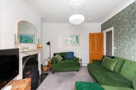 7M2RBR - Living Room B.jpg