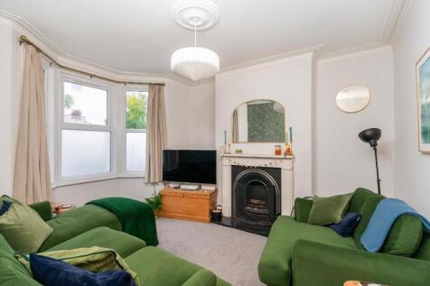 7M2RBR - Living Room C.jpg