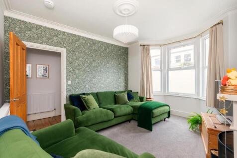 7M2RBR - Living Room A.jpg